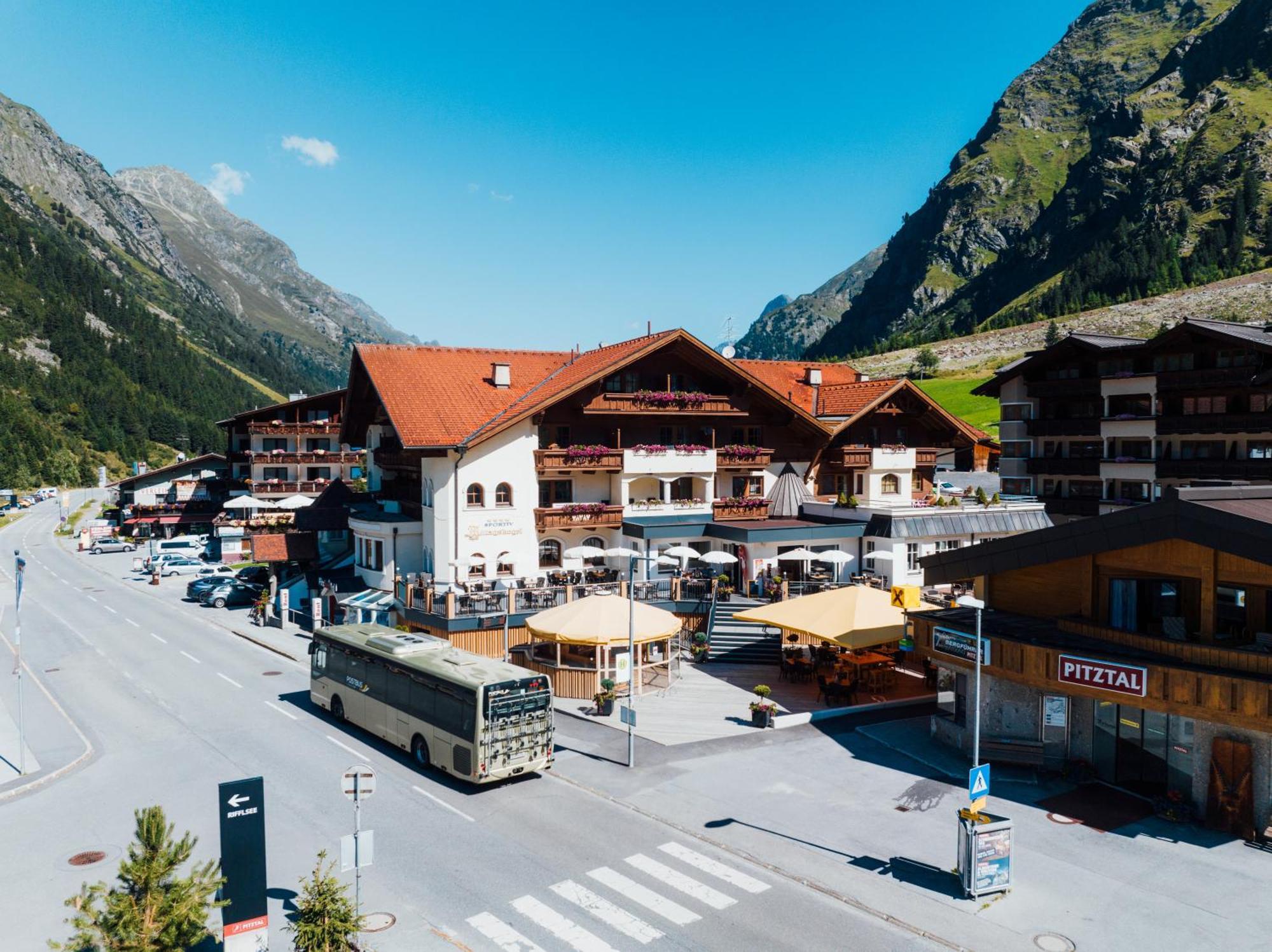 Hotel Mittagskogel Pitztal Санкт-Леонгард-ім-Пітцталь Екстер'єр фото