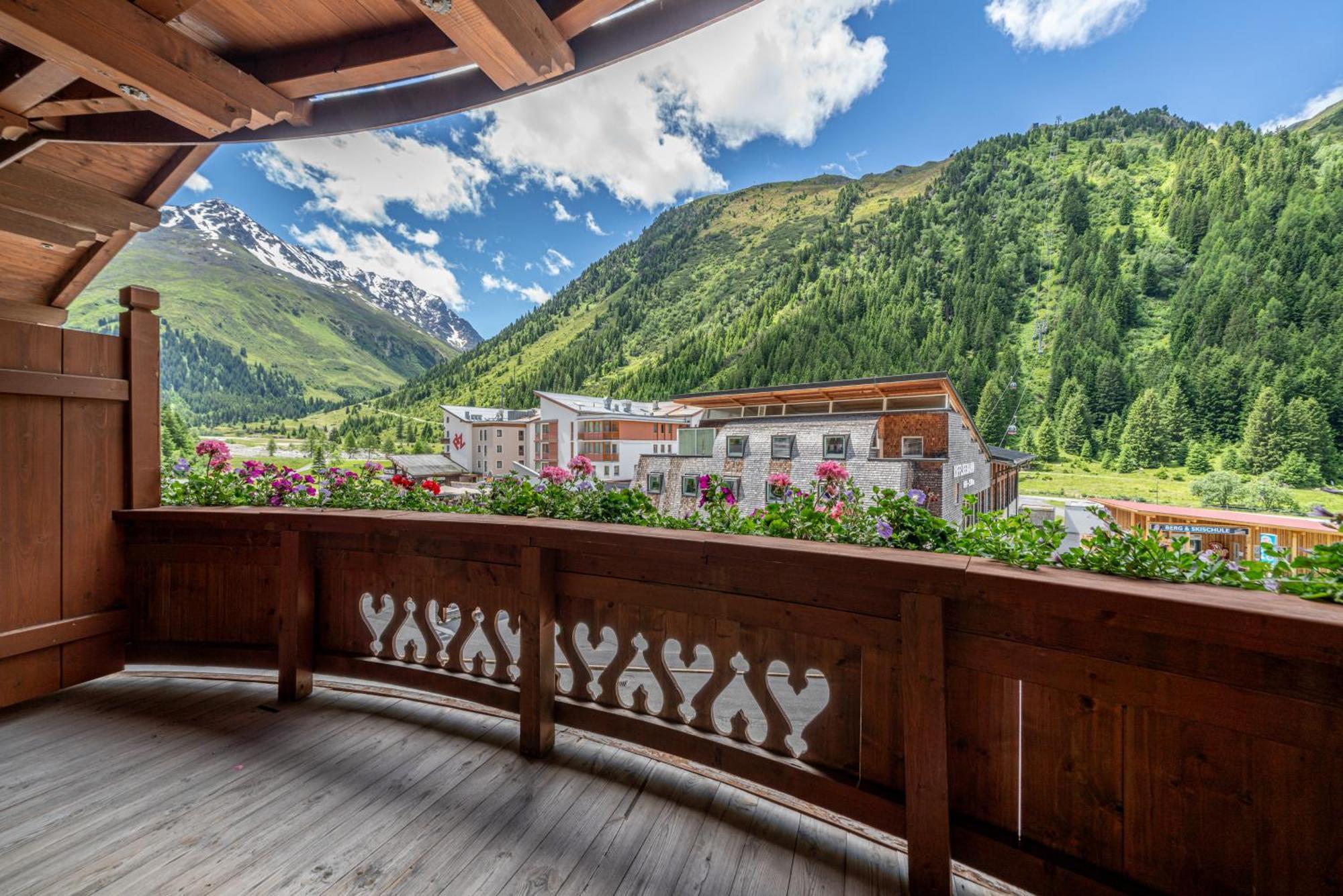 Hotel Mittagskogel Pitztal Санкт-Леонгард-ім-Пітцталь Екстер'єр фото