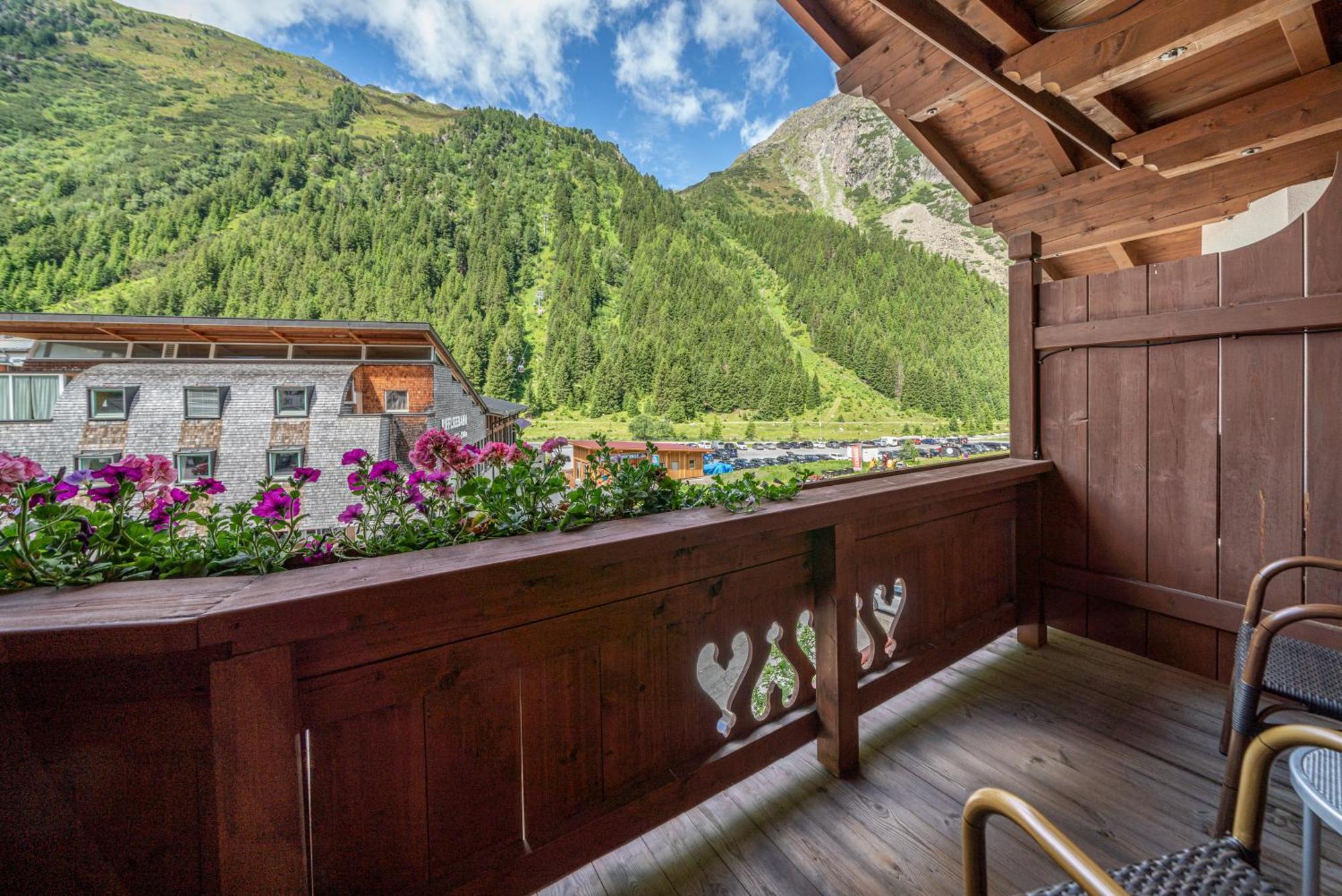 Hotel Mittagskogel Pitztal Санкт-Леонгард-ім-Пітцталь Екстер'єр фото